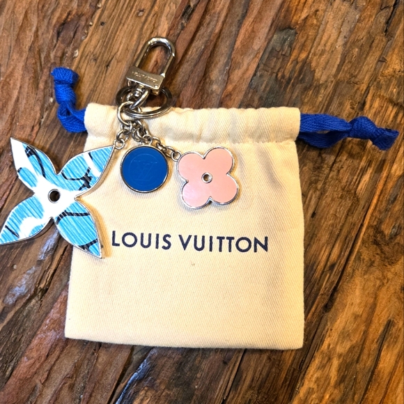 #48 Louis Vuitton Epi Aqua Flower Charm - Picture 3 of 10
